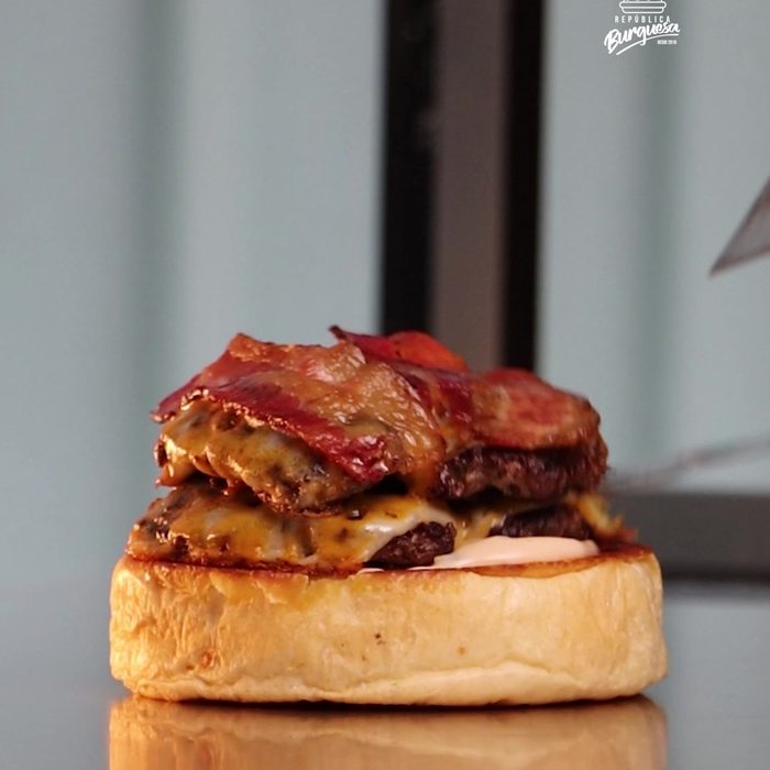 Armado con tocineta y cheddar